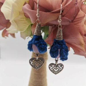 Cercei handmade cu flori crosetate si inima