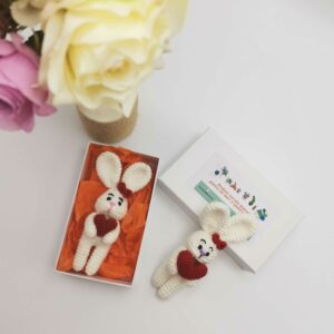 Jucarie handmade decorativa mini iepuras indragostit