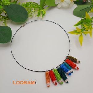 Colier din creioane colorate croșetate – pe comandă