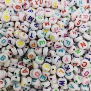Margele cu litere multicolore plate