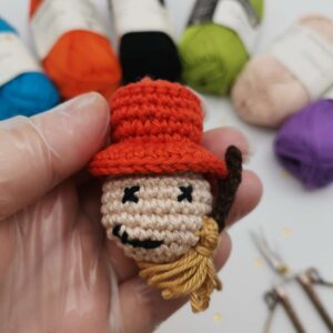 Breloc croșetat Sperietoare de Halloween handmade