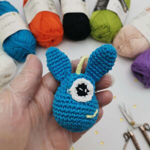 Breloc croșetat iepure de Halloween handmade