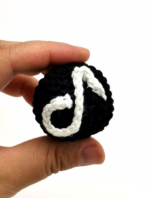Breloc croșetat Tik Tok handmade - pe comandă