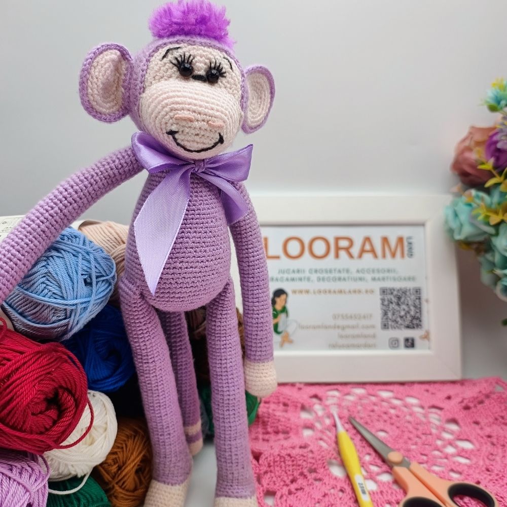Maimuță croșetată jucărie handmade lila