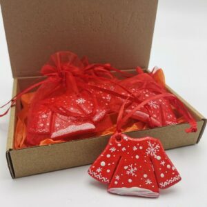 Set 4 ornamente rosii pentru brad modelate si pictate manual